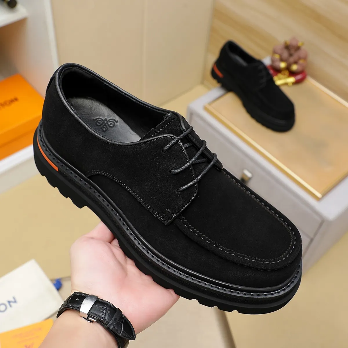 Men's shoes 💰660 💰 Louis Vuitton LV ® Autumn and Winter 🆕 models 🔛Full shoe counter First layer cowhide, 🐂Leather lined casual shoes for men, super soft outsole, essential for driving. Counter synchronization Original first layer cowhide Completely 1:1 mold customization 🌹Top version, 2 colors available! Number: 38-45 (37.46. Customized)